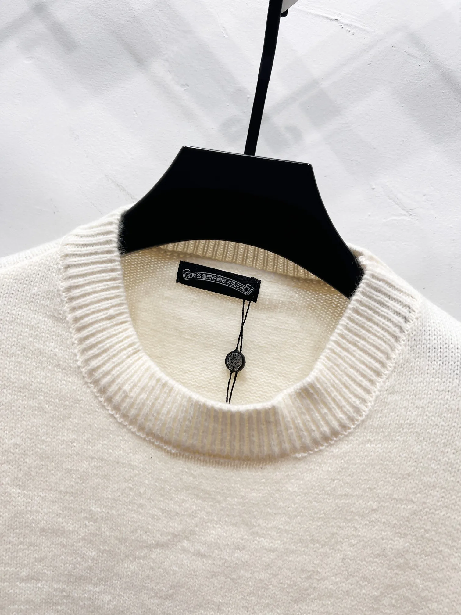 P240 High quality, model number: (Q063) Chrome Hearts CH Chrome Hearts patchwork cross hole knitted sweater pullover. The popular style is the same for men and women. It is matched with black and white. It looks great in real life. It looks good on the upper body. It looks good in daily wear. It is even more photogenic. It’s hard not to buy it. Buy it for me!!! Believe me, no one can refuse such a captain style Chrome Hearts jacket. The fit has been expanded based on the old version. The upper body is loose and stylish. Casual design with an expanded hem. Fat people are extremely slim. Thin people have a limited height. Ten thousand yuan ZP printing. 1:1 perfect restoration. Looks good when worn alone. Can be easily controlled by both men and women. If you care more about quality, you must also respect the price. It is completely different from the thin transparent bottoms on the market that pill when worn. If the style makes you shine at a glance, then quality is what you should pay more attention to. We focus on quality rather than price. Customers who have received my products all know it. ️️️ Sweaters on the market are generally made of bract core yarn. We use modal. The advantages over core-spun yarn are very intuitive: high cost, high price, high density, relatively expensive for developers, and let us make a lot less money. In addition, it is delicate, has no scum on the upper body, resists pilling, and is high-end. We are conscientious sellers and do not use core-spun yarn. Apart from being cheap, core-spun yarn is really useless. It shrinks, pills, hooks, and makes people pierced. He is proficient in everything. It is 2024. Who doesn’t want to look decent when they go out? Quality determines the upper body effect. No matter how bad the quality, the best style is still the temperament of the urban-rural fringe. We only do long-term business. Quality determines character. Take it back and wear it with confidence and wash it. The quality of the pattern will definitely make your eyes shine. We only make the right version of high quality. We make high-end hard goods. Reject junk goods and reject fast food. Conscientious quality and conscientious price. You deserve it!  Color: Black White Gray Red Size: S M L